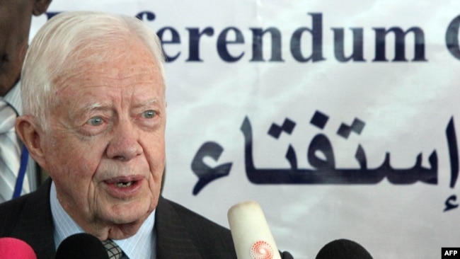 ARCHIVO - El expresidente estadounidense Jimmy Carter habla durante una conferencia de prensa en la oficina de la Comisión del Referéndum del Sudán Meridional en la capital sudanesa, Jartum, el 7 de enero de 2011.