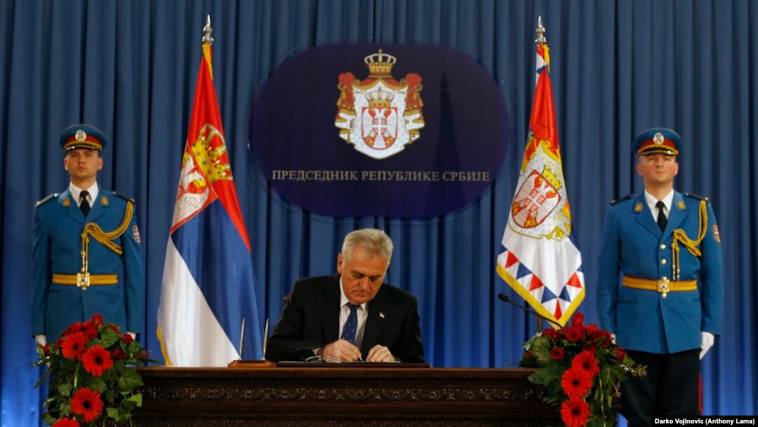 Predsednik Srbije Tomislav Nikolić potpisuje odluku o raspuštanju parlamenta i održavanju vanrednih izbora 