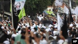 Ulama Indonesia dan pemimpin Front Pembela Islam Rizieq Shihab (tengah), berbicara kepada pengikutnya di Jakarta, setibanya dari Arab Saudi, Selasa, 10 November 2020. (Foto: dok).
