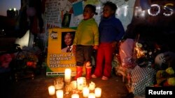 Anak-anak menyanyikan lagu "Selamat Ulang Tahun" di depan rumah sakit tempat mantan Presiden Afrika Selatan Nelson Mandela dirawat (17/7). (Reuters/Mike Hutchings)