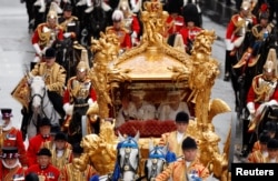 El rey Carlos y la reina Camila de Gran Bretaña viajan en el carruaje dorado después de su ceremonia de coronación en Londres, el 6 de mayo de 2023. REUTERS/Piroschka van de Wouw