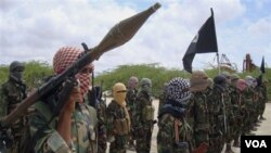 Militan Islamis al-Shabaab di Mogadishu, Somalia. Juru bicara Al-Shabab membantah bahwa mereka di belakang penculikan para pekerja bantuan.