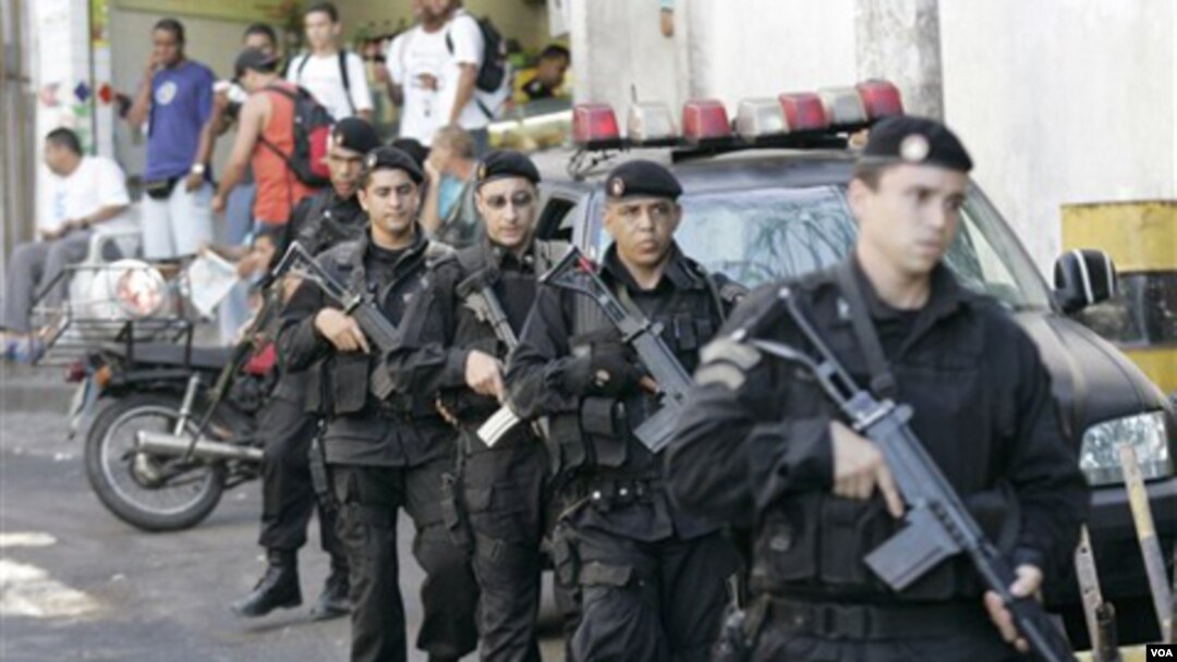 Polisi dan tentara Brazil melancarkan operasi penggerebekan di sebuah kawasan di Rio de Janeiro.
