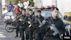 Polisi dan tentara Brazil melancarkan operasi penggerebekan di sebuah kawasan di Rio de Janeiro.