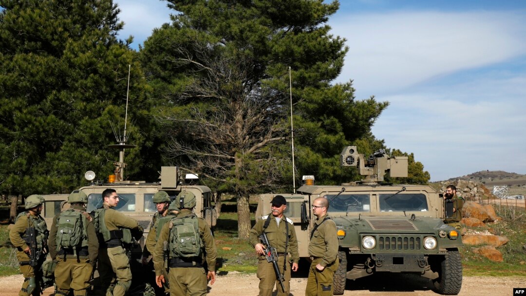 Tentara Israel berkumpul di Dataran Tinggi Golan yang dicaplok Israel, di perbatasan dengan Suriah, 27 Februari 2020. (Foto: AFP)