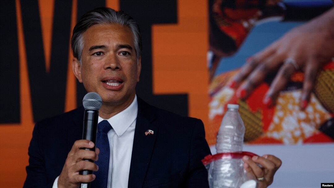 Jaksa Agung California Rob Bonta mengumumkan gugatan hukum terhadap ExxonMobil terkait dugaan keterlibatan perusahaan tersebut dalam menyebabkan polusi sampah plastik dunia, dalam konferensi pers di Kota New York, pada 23 September 2024. (Foto: Reuters/Shannon Stapleton)