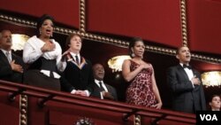 Presiden Obama (kanan), Michelle Obama (tengah) bersama musisi Paul McCartney dan pembawa acara televisi Oprah Winfrey (kiri) menyanyikan lagu kebangsaan Amerika pada acara tahunan penghargaan bagi insan seni di Kennedy Center, Washington.