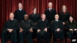 ARCHIVES - Photo de groupe des membres de la Cour suprême des États-Unis le 23 avril 2021. Assis, au centre, le président de la Cour, le juge John Roberts.