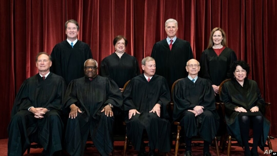 En la foto del 23 de abril de 2021, miembros de la Corte Suprema posan para una foto de grupo. 
