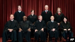 Miembros de la Corte Suprema en una foto de grupo. Sentados de izquierda a derecha: Samuel Alito, Clarence Thomas, John Roberts, Stephen Breyer y Sonia Sotomayor. De pie desde la izquierda: Brett Kavanaugh, Elena Kagan, Neil Gorsuch, Amy Coney Barrett.