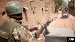 Militer Mali melakukan patroli di kota Djenne, Mali tengah (foto: dok). 