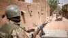 Des soldats de l'armée malienne patrouillent dans l'ancienne ville de Djenné, au centre du Mali, le 28 février 2020. (Photo: AFP)