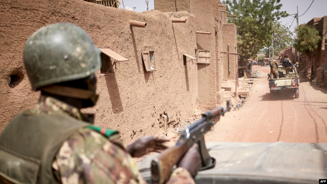 Tentara Mali berpatroli di kota kuno, Djenne, di Mali tengah, 28 Februari 2020. 