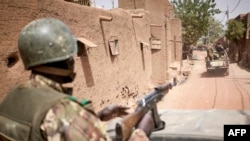 Des troupes de l'armée malienne patrouillent dans l'ancienne ville de Djenné, au centre du Mali, le 28 février 2020. 