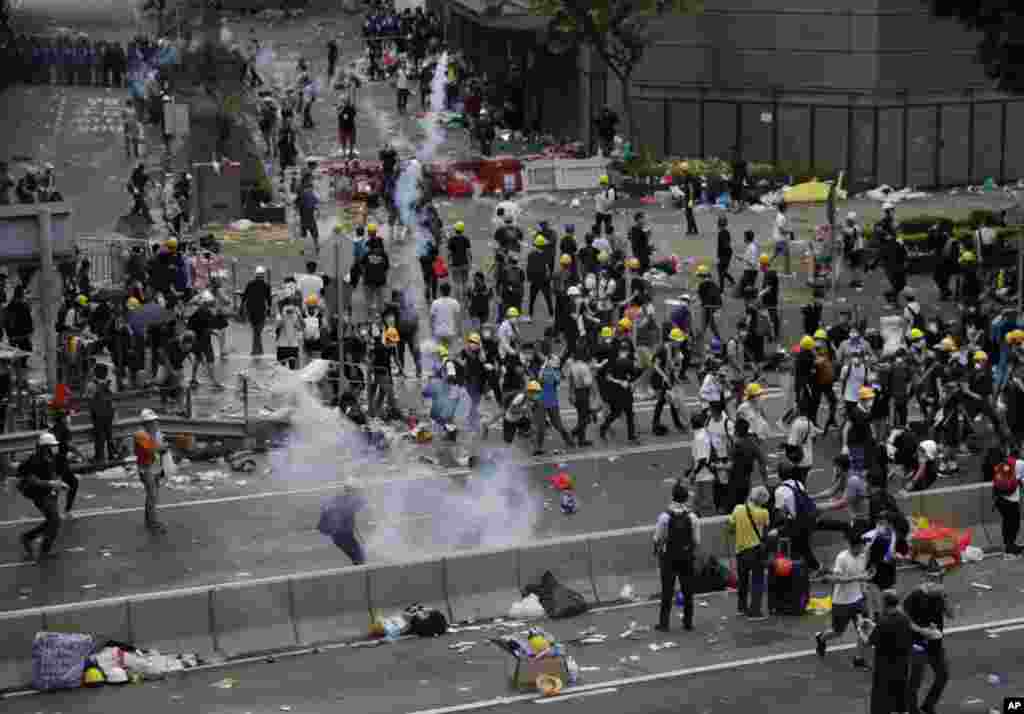 香港防暴警察向立法会外的抗议者发射催泪瓦斯。(2019年6月12日)