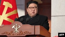 Esta fotografía tomada el 8 de febrero de 2024 y publicada por la Agencia Central de Noticias Coreana el 9 de febrero muestra al líder norcoreano Kim Jong Un pronunciando un discurso en Pyongyang con motivo del 76.º aniversario de la fundación del Ejército Popular de Corea. 