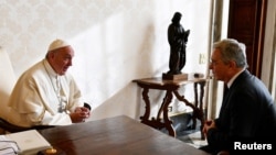 FILE - Pope Francis (L) meets Colombia's former President Alvaro Uribe (R) at the Vatican, Dec. 16, 2016. 