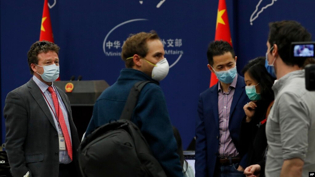 Nhà báo Steven Lee Myers (trái) của New York Times tại Bắc Kinh tham dự một cuộc họp báo của Bộ Ngoại giao Trung Quốc.