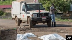 Un véhicule de la Croix-Rouge près des cadavres de victimes des affrontements à Juba, Soudan du Sud, 16 juillet 2016.