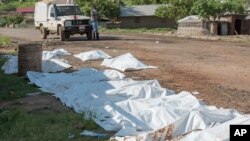 Un véhicule de la Croix-Rouge près des cadavres de victimes des affrontements à Juba, Soudan du Sud, 16 juillet 2016.