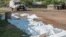 Un véhicule de la Croix-Rouge près des cadavres de victimes des affrontements à Juba, Soudan du Sud, 16 juillet 2016.