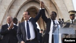 Presidente Francois Hollande (segundo da esq) e presidente interino do Mali Dioncounda Traore 