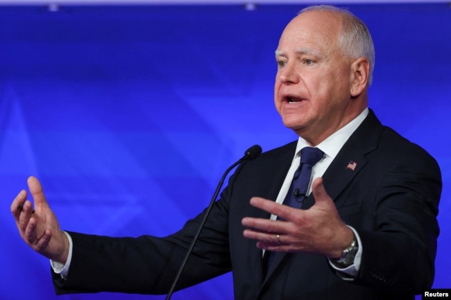 El candidato demócrata a la vicepresidencia, el gobernador de Minnesota, Tim Walz, habla durante el debate vicepresidencial organizado por CBS en Nueva York, EEUU, el 1 de octubre de 2024.