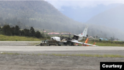 Pesawat rusak yang dibakar oleh kelompok separatis dan teroris di Bandara Aminggaru, Ilaga, Kabupaten Puncak, Papua, Jumat 4 Juni 2021. (Pendam XVII/Cenderawasih)