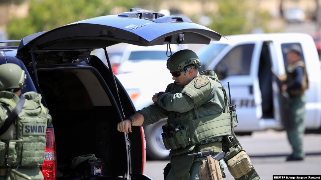 Anggota polisi satuan reaksi cepat atau SWAT bersiap setelah penembakan massal di sebuah pusat perbelanjaan di El Paso, Texas, Sabtu, 3 Agustus 2019.