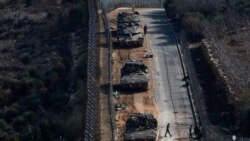 Tentara Israel berkumpul di dekat garis gencatan senjata yang terletak di antara Suriah danwilayah dataran tinggi Golan yang diduduki Israel, pada 9 Desember 2024. (Foto: Reuters/Ammar Awad)