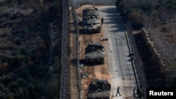 Tentara Israel berkumpul di dekat garis gencatan senjata yang terletak di antara Suriah danwilayah dataran tinggi Golan yang diduduki Israel, pada 9 Desember 2024. (Foto: Reuters/Ammar Awad)