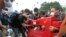 <p>Мітингувальники, які виступають за демократію, зводять барикаду.</p>
