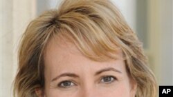 遭槍擊女眾議員正在康復中。