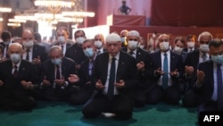 Presiden Turki Tayyip Erdogan (tengah) dan beberapa Menteri saat melakukan salat Jumat di Hagia Sophia, Istanbul, 24 Juli 2020. 