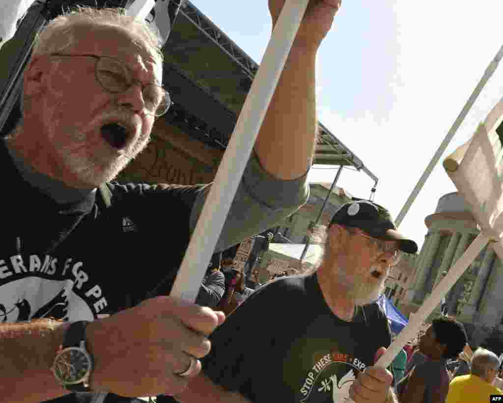 Некоторые активисты принимали участие еще в движении против Вьетнамской войны в 60-е годы. Некоторые - во Вьетнамской войне