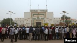 Des étudiants nigériens sont rassemblés devant l'Assemblée nationale pour protester contre les conditions de vie à Niamey, le 17 mars 2015.