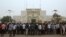 Des étudiants nigériens sont rassemblés devant l'Assemblée nationale pour protester contre les conditions de vie à Niamey, le 17 mars 2015.