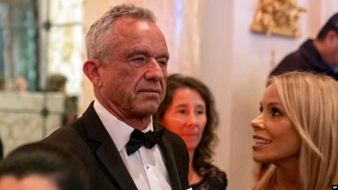 Robert Kenedi sa suprugom Šeril Hajns na gala večeri u Mar-a-Lagu, 14. novembra 2024. (AP Photo/Alex Brandon)
