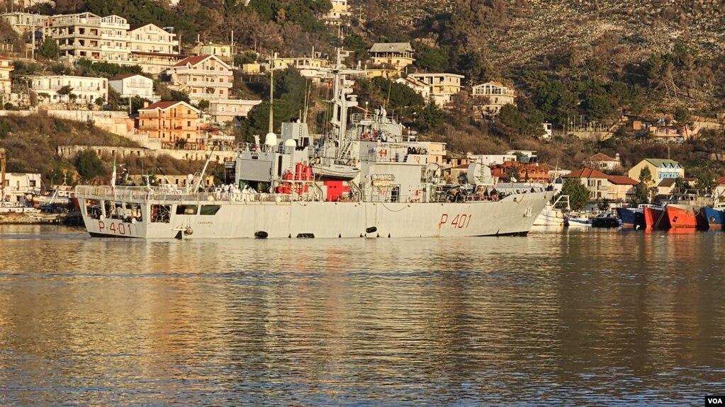 Anija italiane sot në Shëngjin