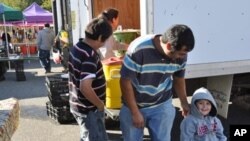 农贸市场上菜农快乐的一家