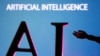 Las iniciales en glés de Inteligencia Artificial, pueden observarse en una pantalla gigante junto a una miniatura de mano de robot en esta ilustración tomada el 23 de junio de 2023.