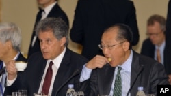 Pemimpin Bank Dunia Jim Yong Kim (kanan) dan Wakil Pimpinan IMF, David Lipton menghadiri pertemuan dengan para pembuat kebijakan keuangan di Tokyo (10/10). Gubernur Bank Sentral Tiongkok membatalkan kehadirannya dalam pertemuan tahunan IMF-Bank Dunia yang diselenggarakan pekan ini di Jepang.