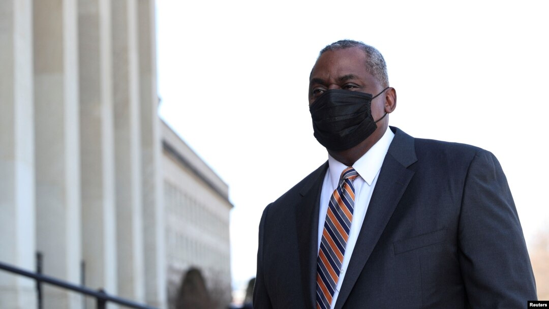 Newly confirmed U.S. Defense Secretary Lloyd Austin arrives to begin his first day in office at the Pentagon in Arlington, Virginia, U.S., January 22, 2021. REUTERS/Tom Brenner