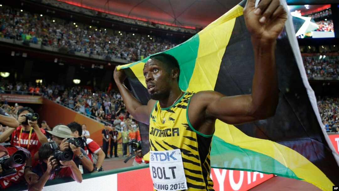 Pelari Jamaika, Usain Bolt merayakan kemenangannya dalam nomor 100 meter pada Kejuaraan Dunia Atletik di Beijing, Minggu 23 Agustus 2015 (foto: dok).