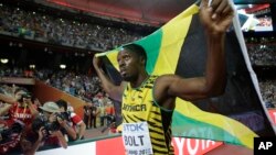 Pelari Jamaika, Usain Bolt merayakan kemenangannya dalam nomor 100 meter pada Kejuaraan Dunia Atletik di Beijing, Minggu 23 Agustus 2015 (foto: dok).