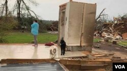 ນາງອຳເບີ ຟິລິບ ຢືນຢູ່ຫ້ອງລີ້ໄພຄອບlຄົວຂອງລາວທີ່ເມືອງມອສ ລັດມີສຊິສຊິບປີ ທີ່ຖືກພາຍຸທໍເນໂດ ທຳລາຍ ເມືອວັນຈັນ ວັນທີ 13 ເມສາ 2020.