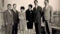 هما دارابی (نفر سوم از چپ) در کنار پروانه و داریوش فروهر