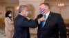 El presidente Iván Duque saluda con el codo, en tiempos de coronavirus, al secretario de Estado Mike Pompeo, durante la visita del diplomático estadounidense a Colombia el 19 de septiembre de 2020.