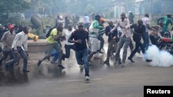 Des manifestants fuient la police pendant les émeutes à Nairobi au Kenya le 16 mai 2016. 