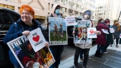 Sejumlah pendukung Badan Pembangunan Internasional AS (USAID) melakukan aksi demo di luar kantor USAID di Washington, pada 21 Februari 2025. (Foto: AP/Manuel Balce Ceneta)